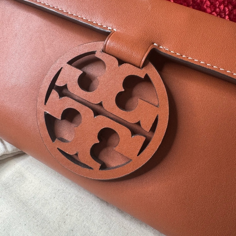 Authenthic Tory Burch Miller clutch in excellent condition!!